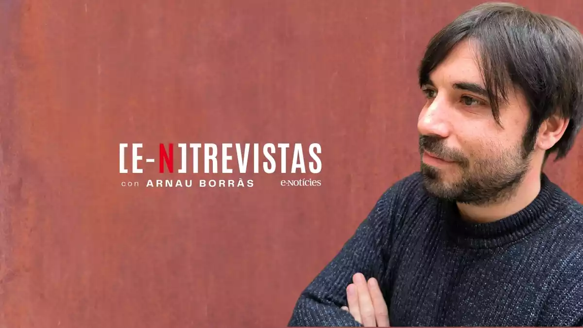 Imagen con el logo del podcast Entrevistas y una foto del conductor del programa y director de E-Notícies, Arnau Borràs